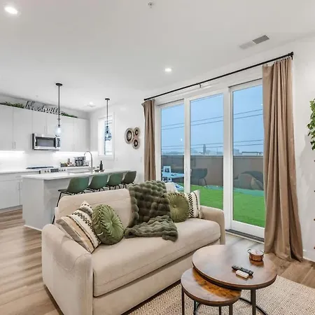 Huge Private Patio With Games & Skyline Views Nashville