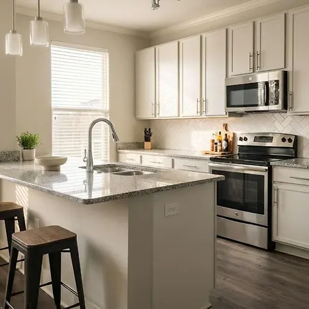 Apartment Boulevard Midtown 1br Pool Gym Parking 02