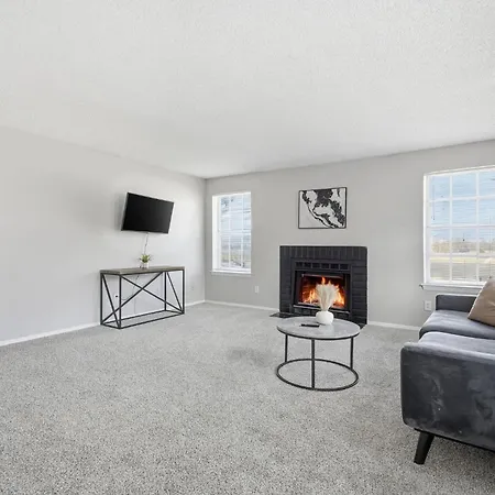 Comfortable Layout With Fireplace And Dining Area *