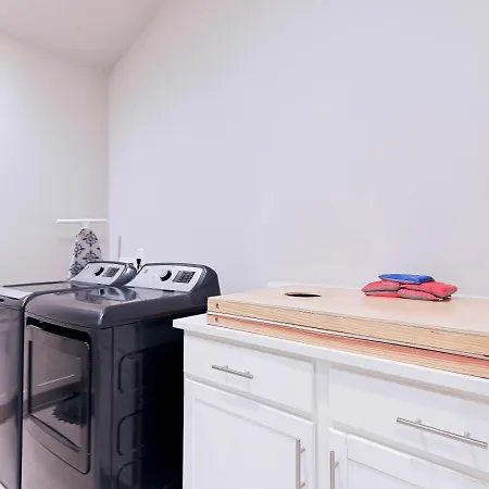 Stylish Brand-new Townhome Near Hotspots Apartment *