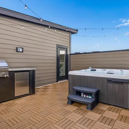 Apartment Modern Multi-level Retreat With Rooftop Hot Tub *