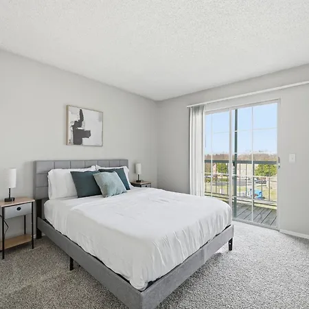 Comfortable Layout With Fireplace And Dining Area Apartment Nashville