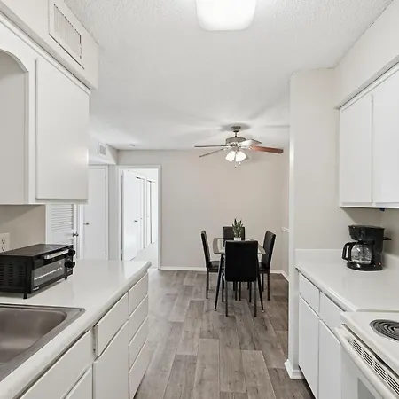 Apartment Comfortable Retreat With In-unit Washerdryer *