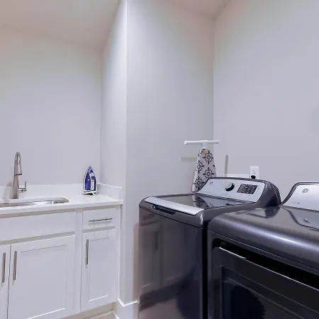 New Hidden Gem, Luxury Kitchen, 5 Min To Broadway *