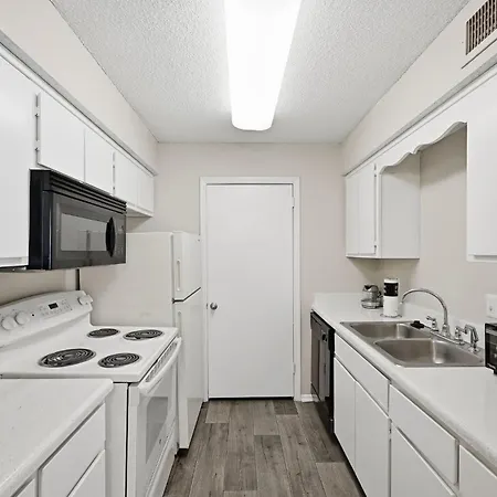 Apartment Comfortable Retreat With In-unit Washerdryer *