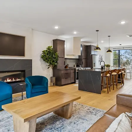 3br Townhome Rooftop Views Hot Tub & Fireplace *