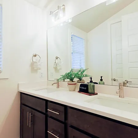 Stylish Brand-new Townhome Near Hotspots *