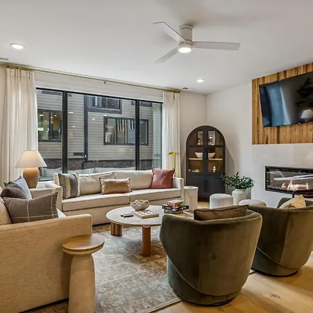 Apartment Modern Multi-level Retreat With Rooftop Hot Tub *