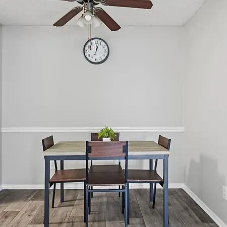Apartment Comfortable Layout With Fireplace And Dining Area *