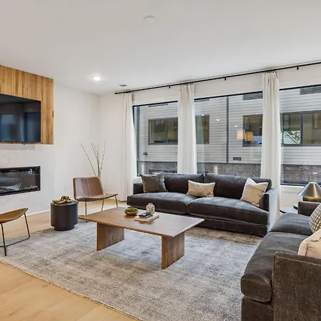 Apartment New Modern Escape With Rooftop Hot Tub *