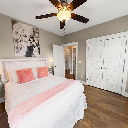 Midnight Strings - Cozy And Close To Downtown * Nashville