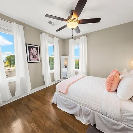Midnight Strings - Cozy And Close To Downtown Apartment *