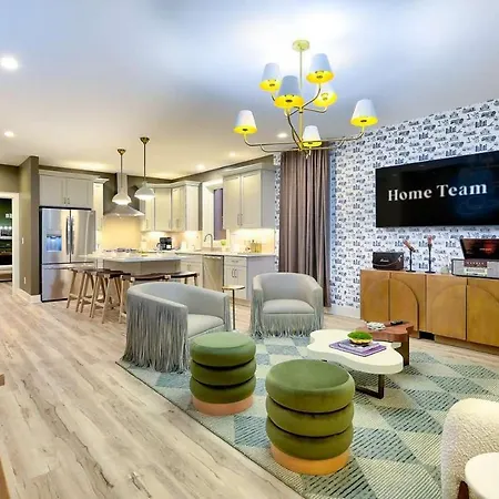 Luxe Urban Retreat - Private Rooftop Hot Tub Deck Apartment *
