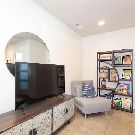 Apartment Stylish Brand-new Townhome Near Hotspots *