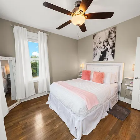 Midnight Strings - Cozy And Close To Downtown Apartment