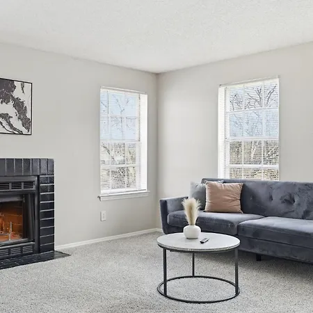 Comfortable Layout With Fireplace And Dining Area Nashville