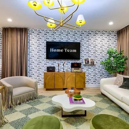 Luxe Urban Retreat - Private Rooftop Hot Tub Deck Apartment *