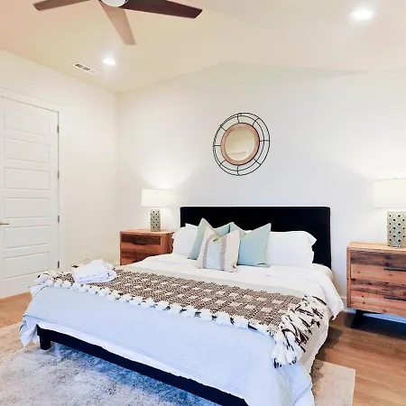 Stylish Brand-new Townhome Near Hotspots *