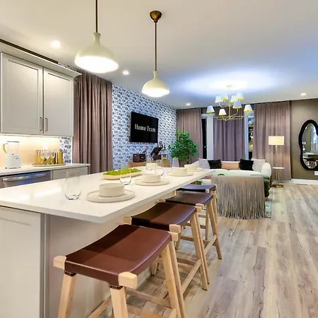 Luxe Urban Retreat - Private Rooftop Hot Tub Deck Apartment