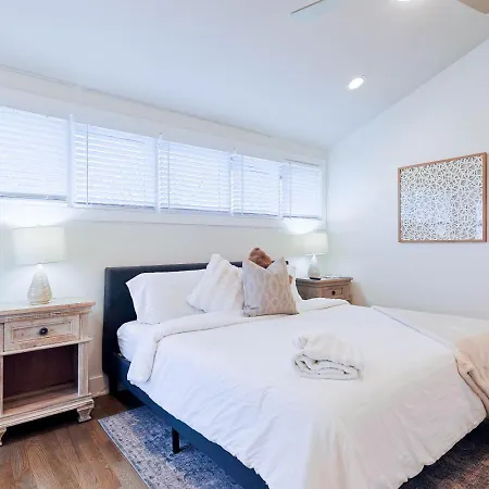Apartment Stylish Brand-new Townhome Near Hotspots *