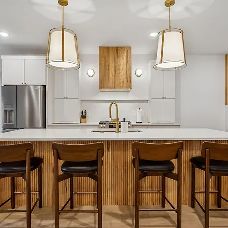 Apartment New Modern Escape With Rooftop Hot Tub *