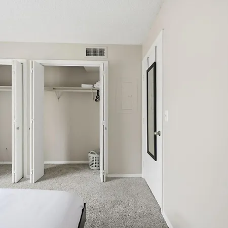 Apartment Spacious Living With Fireplace And Balcony *