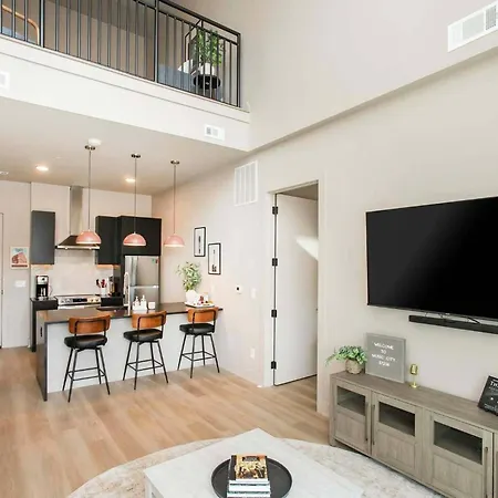 Apartment 2 Bedroom + Loft Condo, Coffee Shop In Building Nashville