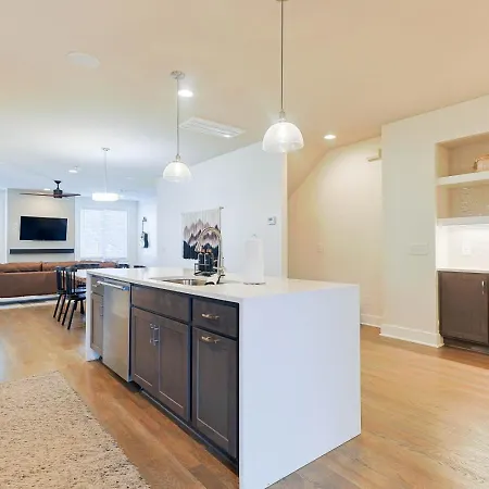 Stylish Brand-new Townhome Near Hotspots Apartment