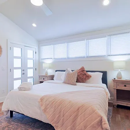 Stylish Brand-new Townhome Near Hotspots Apartment