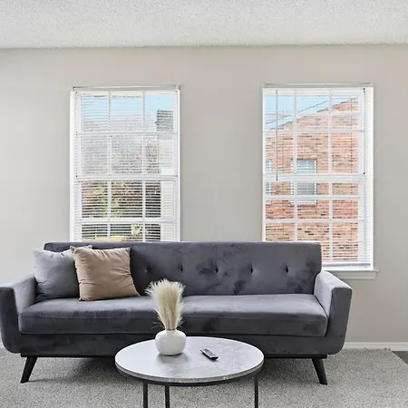 Comfortable Layout With Fireplace And Dining Area Apartment