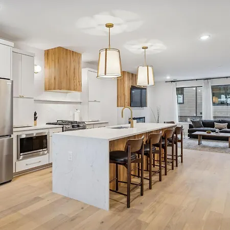 New Modern Escape With Rooftop Hot Tub * Nashville