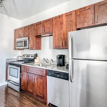 Two Cozysuites Music Row Lovely In Apartment