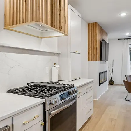 New Modern Escape With Rooftop Hot Tub Apartment