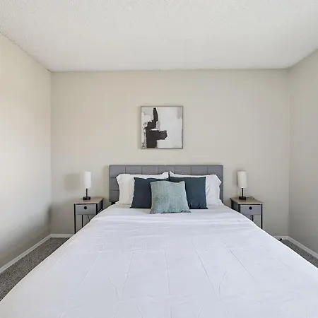 Comfortable Layout With Fireplace And Dining Area Apartment