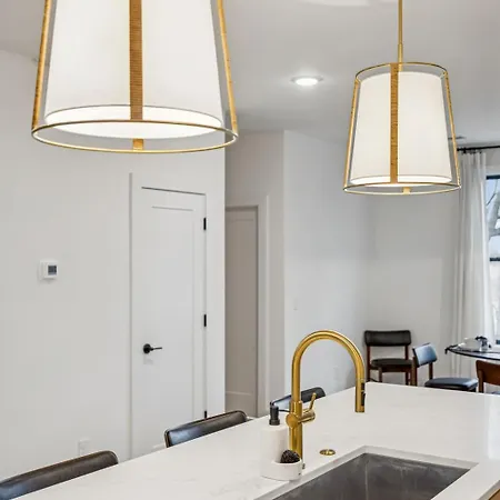 Apartment New Modern Escape With Rooftop Hot Tub *