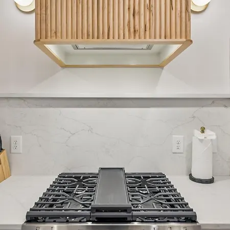 Apartment New Modern Escape With Rooftop Hot Tub