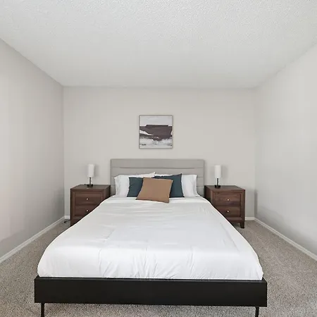 Apartment Spacious Living With Fireplace And Balcony *