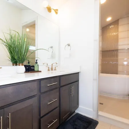 Stylish Brand-new Townhome Near Hotspots Apartment