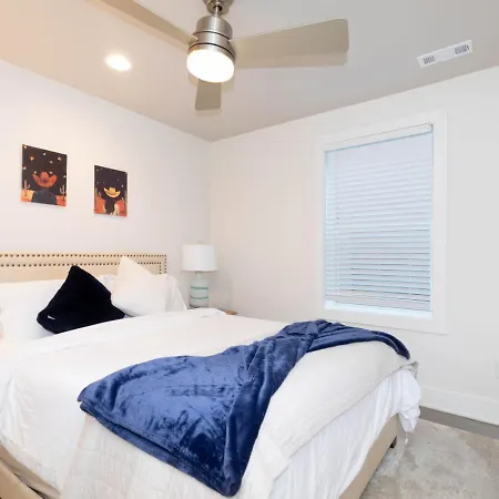 Apartment Stylish Brand-new Townhome Near Hotspots *