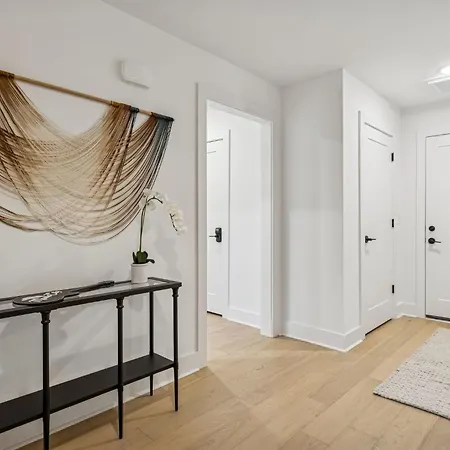 New Modern Escape With Rooftop Hot Tub * Nashville