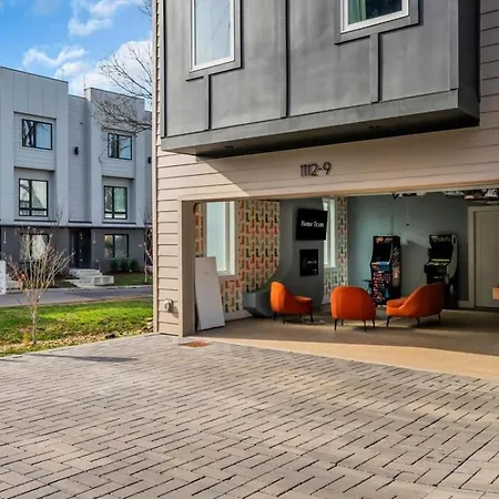 Luxe Urban Retreat - Private Rooftop Hot Tub Deck Apartment