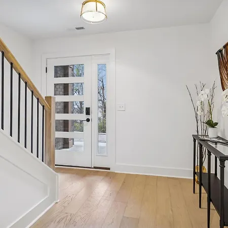 New Modern Escape With Rooftop Hot Tub * Nashville