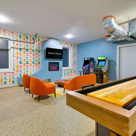 Apartment Luxe Urban Retreat - Private Rooftop Hot Tub Deck