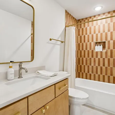 New Modern Escape With Rooftop Hot Tub * Nashville