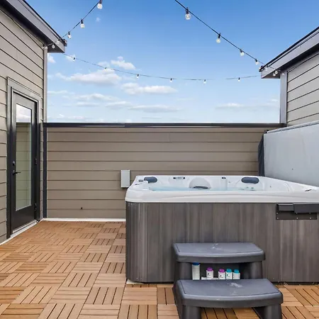 Modern Multi-level Retreat With Rooftop Hot Tub *