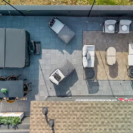 Apartment Luxe Urban Retreat - Private Rooftop Hot Tub Deck