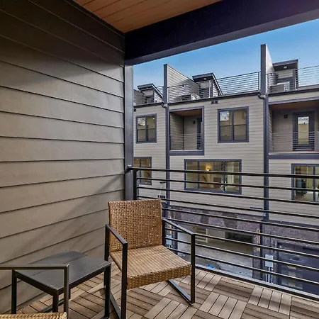 Modern Multi-level Retreat With Rooftop Hot Tub Apartment