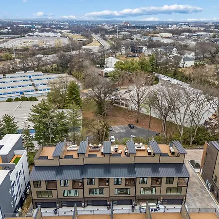 Modern Multi-level Retreat With Rooftop Hot Tub Apartment *
