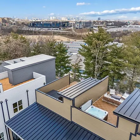 Modern Multi-level Retreat With Rooftop Hot Tub Apartment *