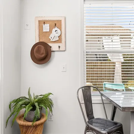 Private With Fenced Yard In Walkable East Holiday home